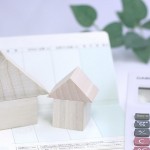 家の模型と電卓
