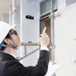 建築の確認をする男性の写真