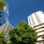 そびえ立つマンションの写真