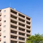 赤っぽい外壁のマンションの画像