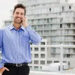 電話をする外国人の写真