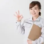 OKサインを出す女性の写真