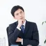 悩む男性
