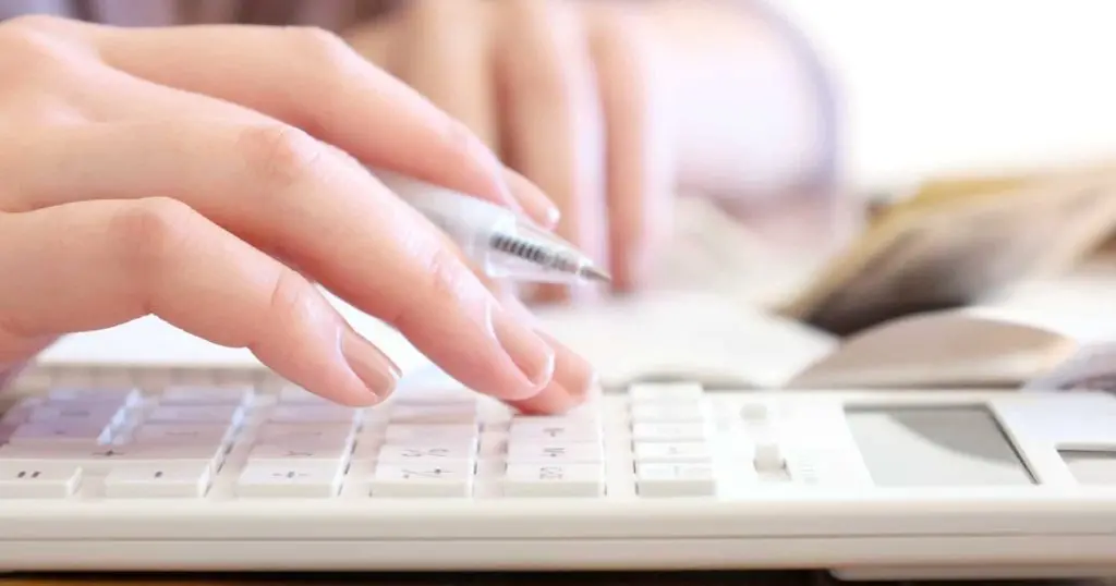 電卓をたたく様子