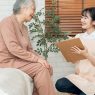 高齢者と会話する介護士