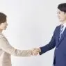 握手する男女