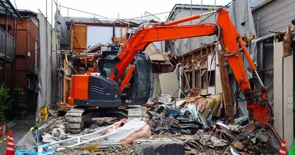 重機で建物を解体する様子
