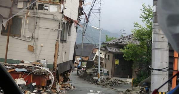 地震によって倒壊した家