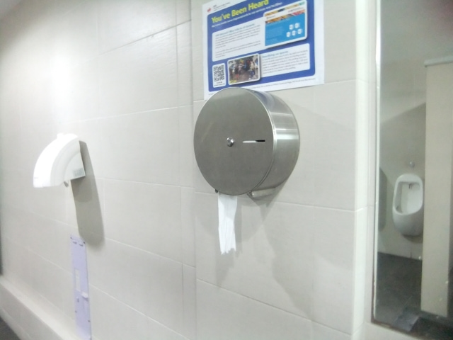 マレーシアの公衆トイレの入口にあるトイレットペーパー