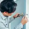 鍵の交換をする男性