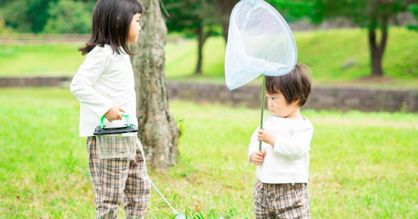 自然の中で遊ぶ子どもたち