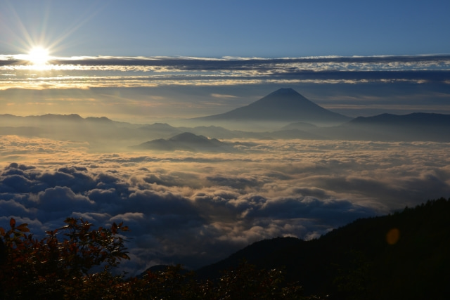 海雲と日の出と富士山