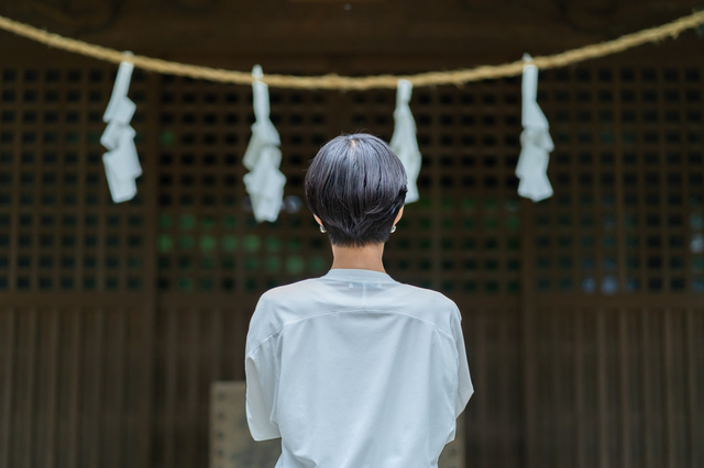 神社でお参りする様子