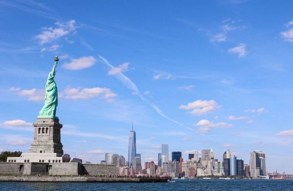 アメリカの自由の女神とビル群
