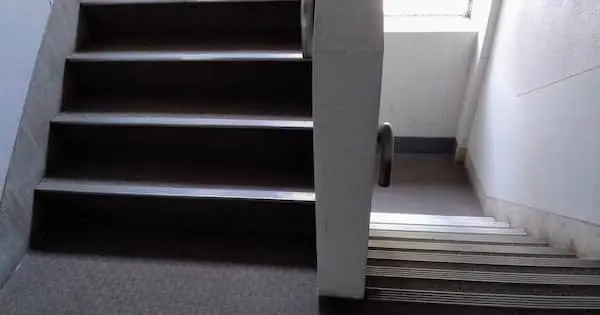 アパートの階段