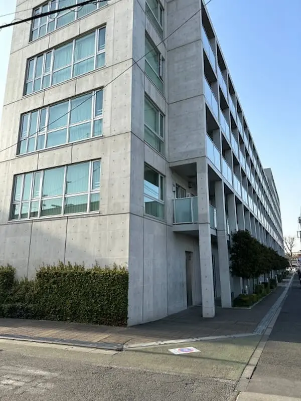 1階に部屋がないピロティ形式のマンション例