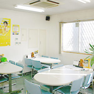 【店舗内観】 地元に精通したベテランスタッフのみでご対応いたします。 経験・実績ともにございますのでご安心ください。 単に査定額を提示するだけでなく、売却の諸費用や税金のことなどひとつひとつ丁寧に説明させていただきます。 