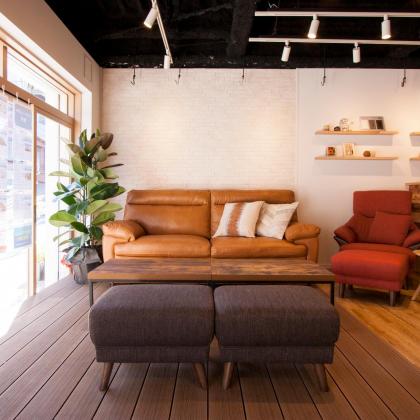 【接客スペース②】
ゆったりくつろげるソファーが正面に。
まるでマンションのリビングルームにいるよう。