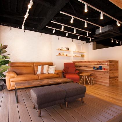 奥のキッチンも無垢の板で造作すると高級感と温かみが感じられて人気です。