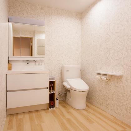 明るく清潔感のあるトイレは広々。
赤ちゃんのおむつ台も設置しています。