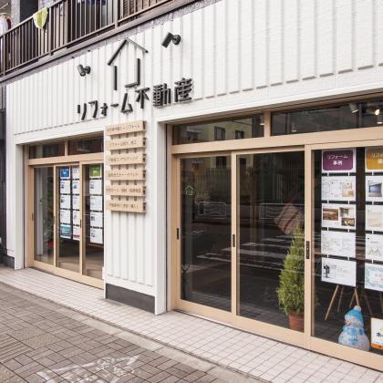 【店舗外観】
場所は区立深川二中の目の前で、近くには有名なブルーボトルコーヒーの日本一号店があります。