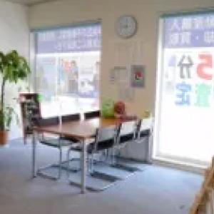 明るい店内でお話しましょう♪