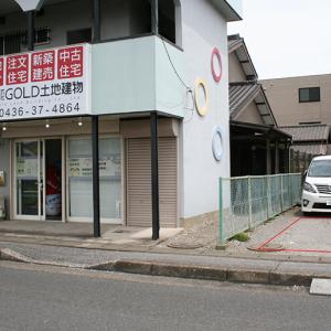 店舗隣に駐車スペースがあるのでお車のご来店でも大丈夫です！