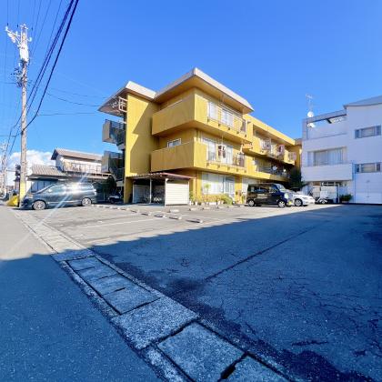 店舗は正面右奥にございます（土地・空き家・自宅・相続など…不動産のご売却なら、わたしたちミライエコーポレーションが、心を込めて不動産売却のお手伝いをさせていただきます。）