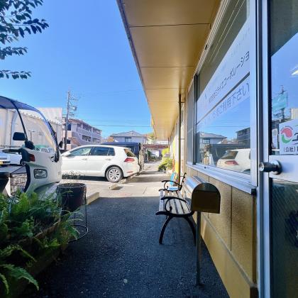 玄関から駐車場の写真です。