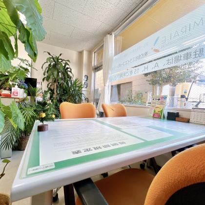 温かみのある商談スペースで、リラックスしてご相談いただけます。 初めての方も安心してお越しください♪