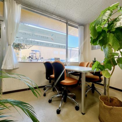 観葉植物に囲まれた癒しの空間。 お子様連れでも安心してゆっくりご相談いただけます♪ 