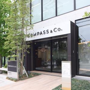 モノトーンの建物が目印です！