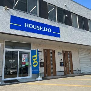 青い看板とのぼりが目印です！