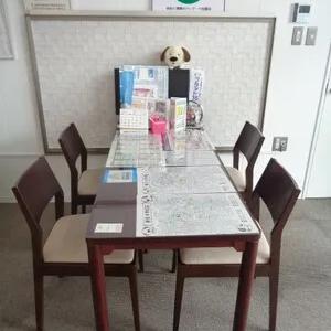 明るい店内ですので、ゆっくりと資料をご覧いただけます。