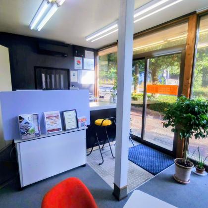 しっかりとお話しが出来るよう、落ち着いた雰囲気の店内になっています。