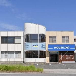 白い円柱の建物が目印です！