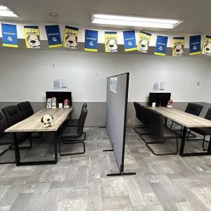 明るい店内でお待ちしております♪