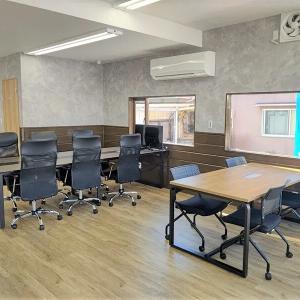 明るい店内でお待ちしております♪