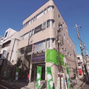 ピタットハウスの壁が目印です！