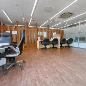 ウッド調の店内でお待ちしております♪