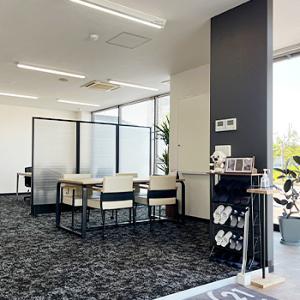 明るい店内でお待ちしております！