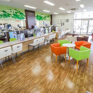 広々とした明るい店内が特徴です。