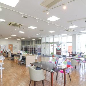 白を基調とした広々とした空間です。