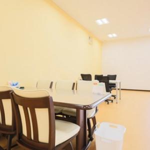 白を基調とした落ち着いた空間でご相談ができます。