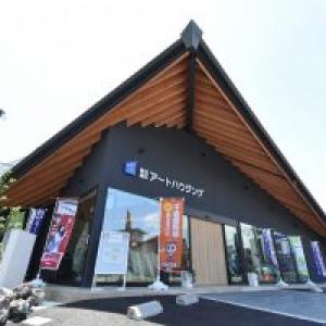 黒い壁に社名があるのが目印です。