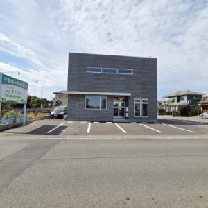 広々とした敷地ですのでお車でのご来店もスムーズに行えます。