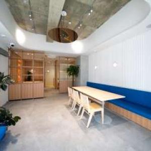 ポイントカラーとなるイエローとブルーを取り入れ中野区らしい活気も表現しました。まるでカフェにいるかのような開放的な空間でリラックスしてお話していただけます。