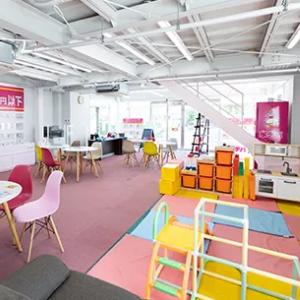 店内広々として解放感があるスペースが特徴です。 キッズスペースも設けてますのでお子様連れでも安心してご来店いただけます。