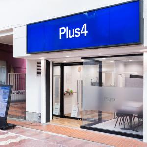 青色背景に「Plus4」が目印です。