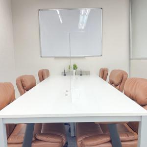 白をベースとした落ち着きのある雰囲気が特徴です。